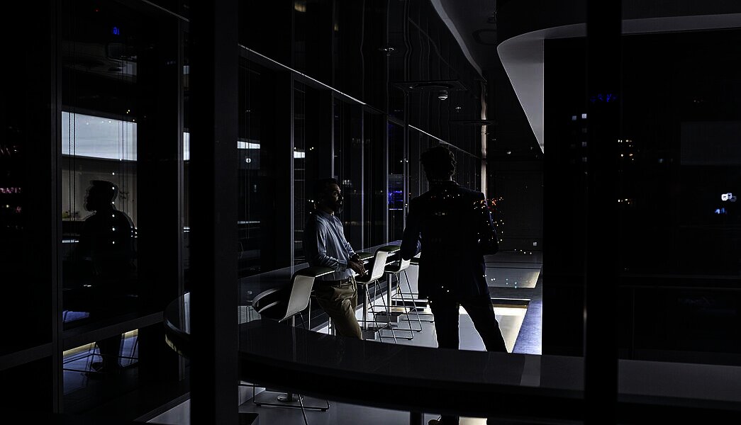 Moderners Büro bei Nacht 