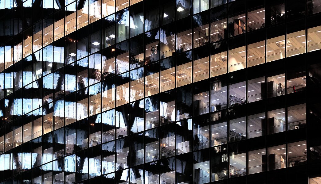 Fassade eines Büros bei Nacht 